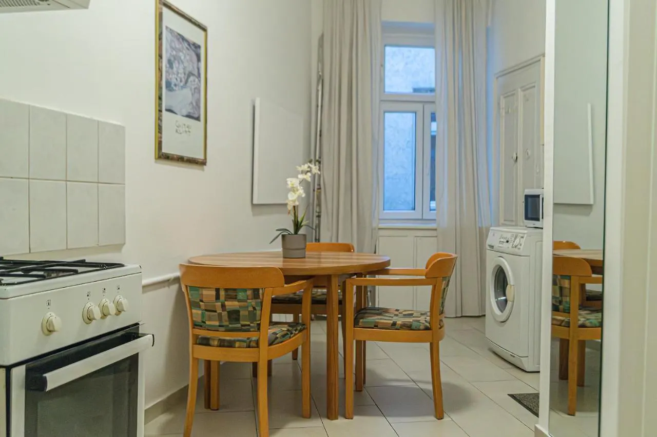 Economy 1Br Apartment Well Connected To The Whole City Вена 0*,